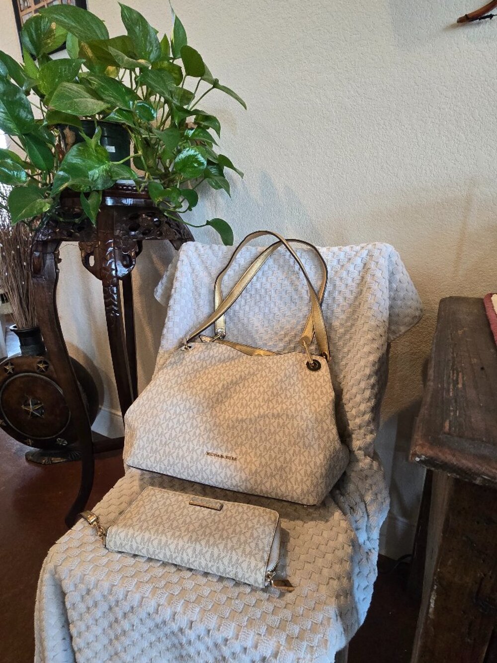 Michael Kors Raven Large Tote Beige/Gold Metallic, Zip Snap, Wallet Included